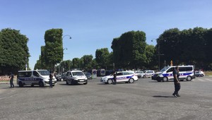Do policajnej dodávky vrazilo auto, Champs-Élysées evakuovali