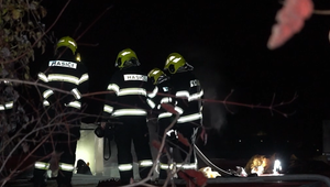 Hasiči zasahovali pri požiari v bytovom dome v Kráľovskom Chlmci