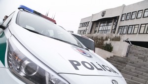 Policajti v parlamente hľadali bombu. Nahlásil ju anonym skoro ráno