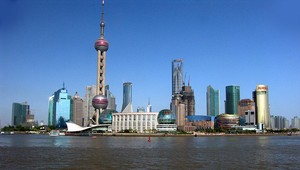 Auto narazilo do davu ľudí, vnútri malo kanistre s benzínom