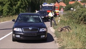 Nehoda v Nemčiňanoch, dôchodca (73) skončil na kapote auta