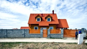 Banky ponúkajú lacné úvery. Problémom je nárast cien nehnuteľností