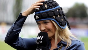 Prekliata gebuľa blonďavej moderátorky. Lopta si ju opäť našla!