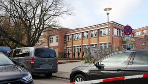 Do školy vnikli ozbrojené osoby. Žiakov museli evakuovať