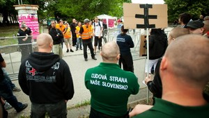 Propagáciu nacizmu a rasizmu cez znaky a heslá budú posudzovať experti