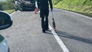 Chcel byť za frajera, takmer doplatil životom: Auto s 3 ľuďmi skončilo prevrátené na streche