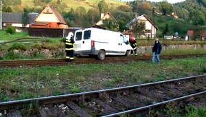 Opitý vodič zaparkoval na koľajisku, zablokoval tak dopravu