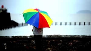 Vyberte zo šatníka teplé bundy a dáždniky. Záver týždňa bude studený a mokrý