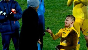 Originálna žiadosť futbalistu o ruku! Na ihrisku priamo po zápase