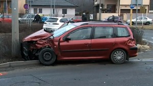 V Prešove sa na rizikovom úseku cesty zrazilo auto s nákladiakom