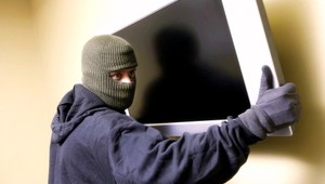 Zlodej (23) smoliar vo vykradnutom dome zabudol občiansky!