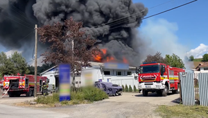 Boj s plameňmi: Pri rozsiahlom požiari prišiel majiteľ pneuservisu o všetko