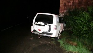 Zvolenčan podcenil mokrú cestu. Dostal šmyk a nabúral do železničného mosta