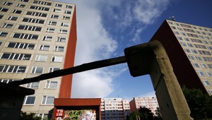 Žena porodila dieťa, vyhodila ho na strechu