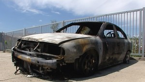 Policajti ponúkajú odmenu za chytenie toho, kto podpálil auto ich kolegu