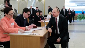 Zátarasy, ozbrojené zložky a transparenty. Ukrajina bráni Rusom voliť na svojom území