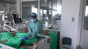 Bojnická nemocnica zrušila plánované operácie. Zdravotníkov potrebujú v covidovom pavilóne