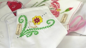 Šikovní slovenskí študenti vyrábajú rúška do celého sveta. Nezištne ich posielajú aj do osád