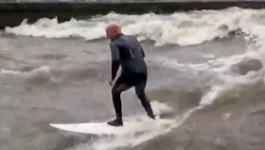 Surfer alebo skokan: Ľudia počas záplavy hazardujú so svojim životom