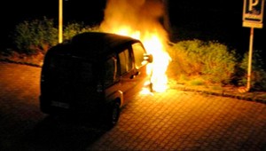 Podpálili auto pre vozíčkara. Pomôcť musia susedia