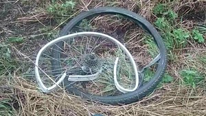 Cyklista neprežil zrážku s automobilom. Po náraze zostala z bicykla len kostra bez kolies