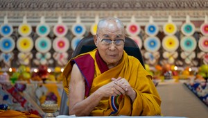 Dalajláma oslávi 90-tku: Kto rozhodne o jeho nástupcovi a ako ho vybrať?