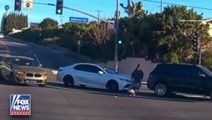 Hrôzostrašný moment zachytený na videu: 19-mesačné dieťa vypadlo z idúceho SUV