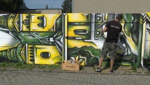 Mladý chlapec zo Žiliny sprejuje v areáli polície. Mužom zákona spríjemňuje deň