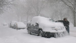 Ťažká noc na Zemplíne. Cestári a vodiči bojovali s hustým snežením