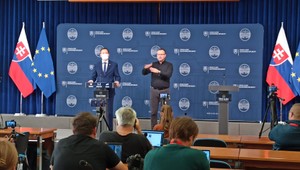 Premiér pripúšťa trojkoalíciu s podporou nezaradených poslancov, no Valášek vraj "bianco šek" nepodpíše