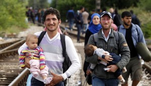 Migranti prerazili macedónsku hranicu, vojaci použili omračujúce granáty