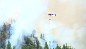 VIDEO: Dovolenkový raj sužuje lesný požiar. Okolité obce už evakuovali