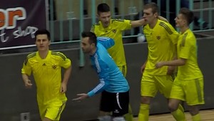 Futsalová papanica! Obrancu poslal na párok, brankár mohol ísť tiež do bufetu...