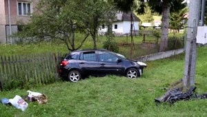 Auto v stĺpe elektrického vedenia. Muž v nemocnici zomrel