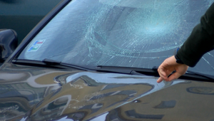 Tomu sa povie odvaha. Vandal poničil auto pod panelákom