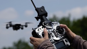 VIDEO: Ukrajinský dron, ktorý hádže Molotovov koktail