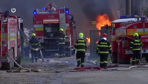 Obrovský požiar pri Nových Zámkoch: Horí firma na spracovanie plastov a papiera