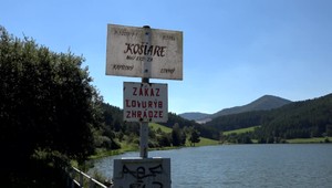 Rybár sa chcel schladiť v jazere. Kamarátom sa stratil pod hladinou a už sa nevynoril