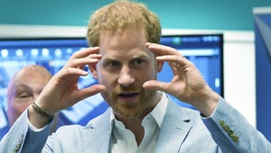 Vodu káže, víno pije. Harry bojuje za klímu, ale naplno využíva súkromné lietadlo