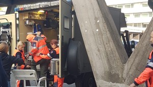 Pilota, ktorý sa katapultoval zo stíhačky, previezli do Banskej Bystrice