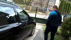 Poškriabané autá, prepichnuté pneumatiky. Vandal poškodil desiatky áut