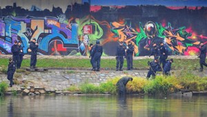 Na brehu Vltavy našli policajti časti rozsekaného ženského tela