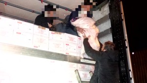 Prípad 78 migrantov, ktorých zadržali v kamióne, pokračuje. Súd rozhodol čo s kamiónmi tureckej spoločnosti