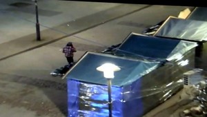 Mladíci (16,17) dostali chuť na sladké. Vykradli stánok na Vianočných trhoch