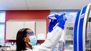 Fínski vedci objavili novú mutáciu koronavírusu. Americkým sa mutácie začali zlučovať