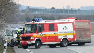 Pri Nitre sa zrazil autobus s autom. Na mieste sú ranené osoby, jeden muž zomrel