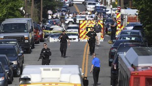 Strelec v USA zaútočil na kongresmanov, neskôr zomrel