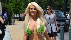 Courtney Stodden (19) si zabalila svoje rozutekané silikóny do šalátu!