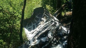 FOTO: Vážna nehoda pri Prievidzi. Auto narazilo do stromu a vzbĺklo