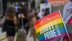 V uliciach Bratislavy sa stretli dva pochody. Jeden za práva LGBTI+, druhý za tradičnú rodinu
